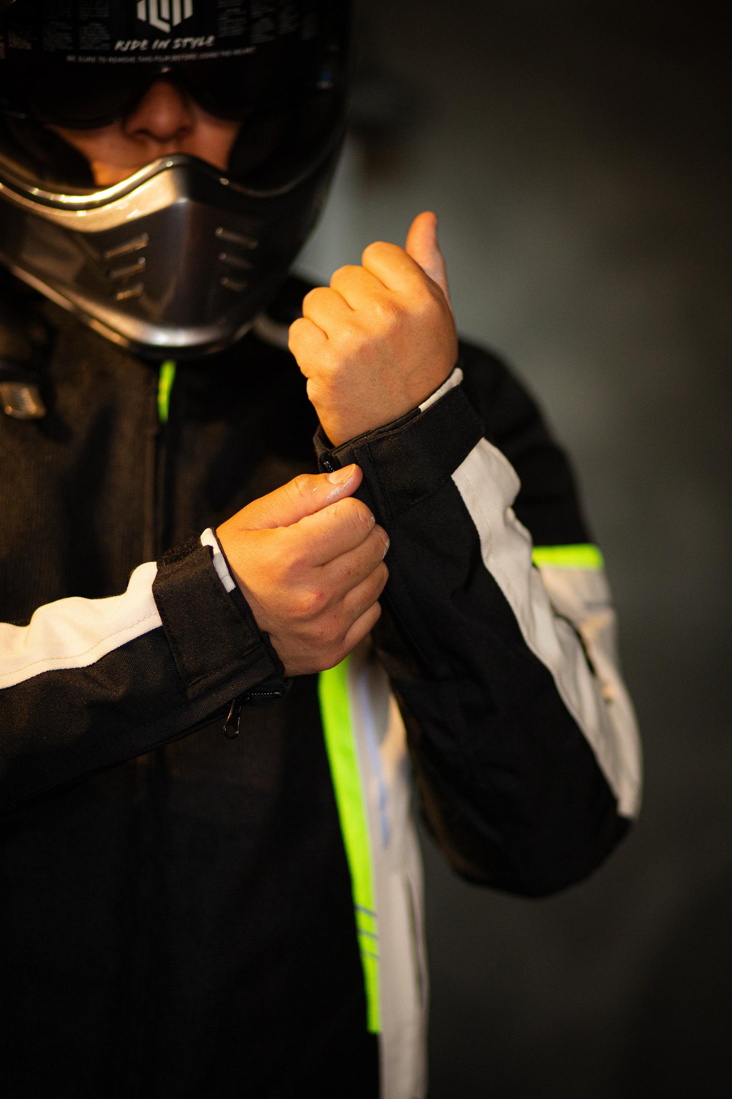 Chamarra HT MESHTECH black and white impermeable