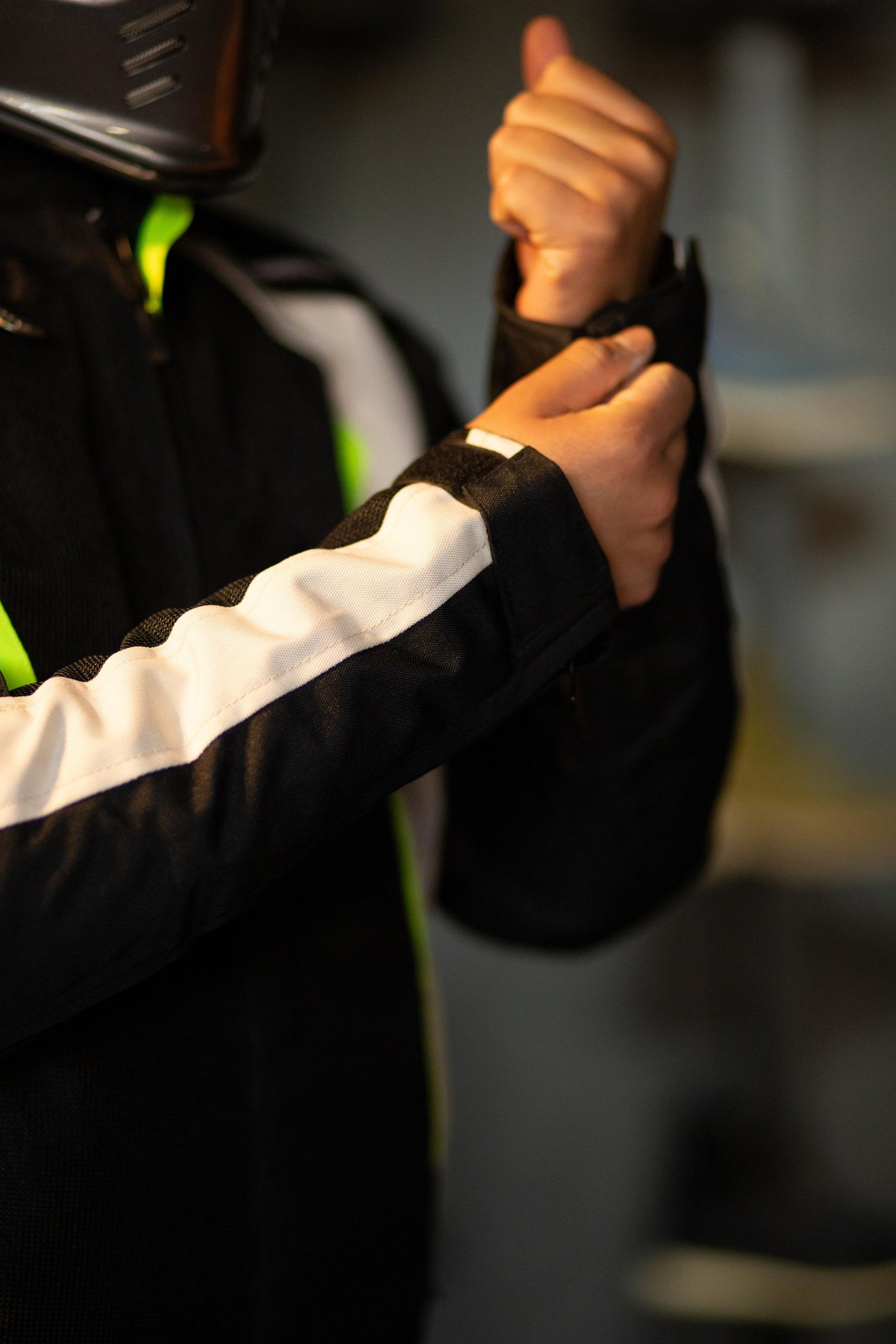 Chamarra HT MESHTECH black and white impermeable